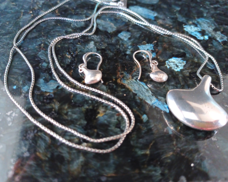 ensemble de bijou boucles d'oreille plus collier en argent 