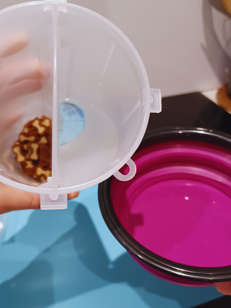 Idée cadeau, une gourde 2 en 1 avec gamelle rétractable en Silicon. 