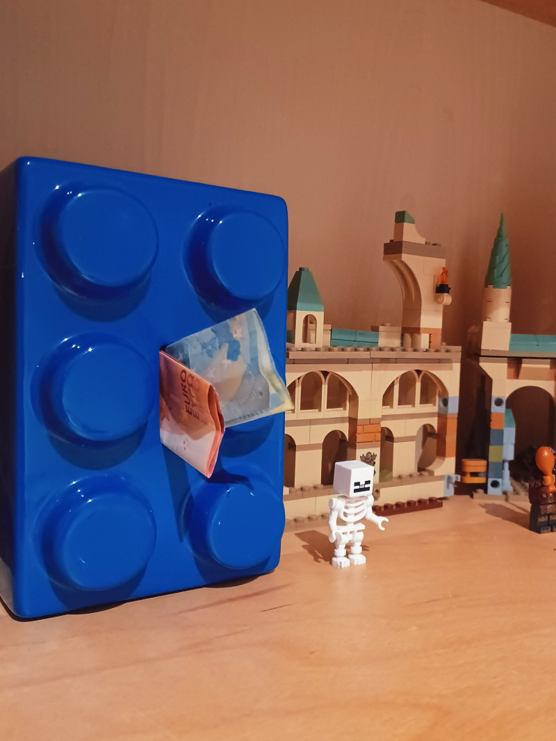 Tirelire-brique Lego en céramique de couleur bleu !