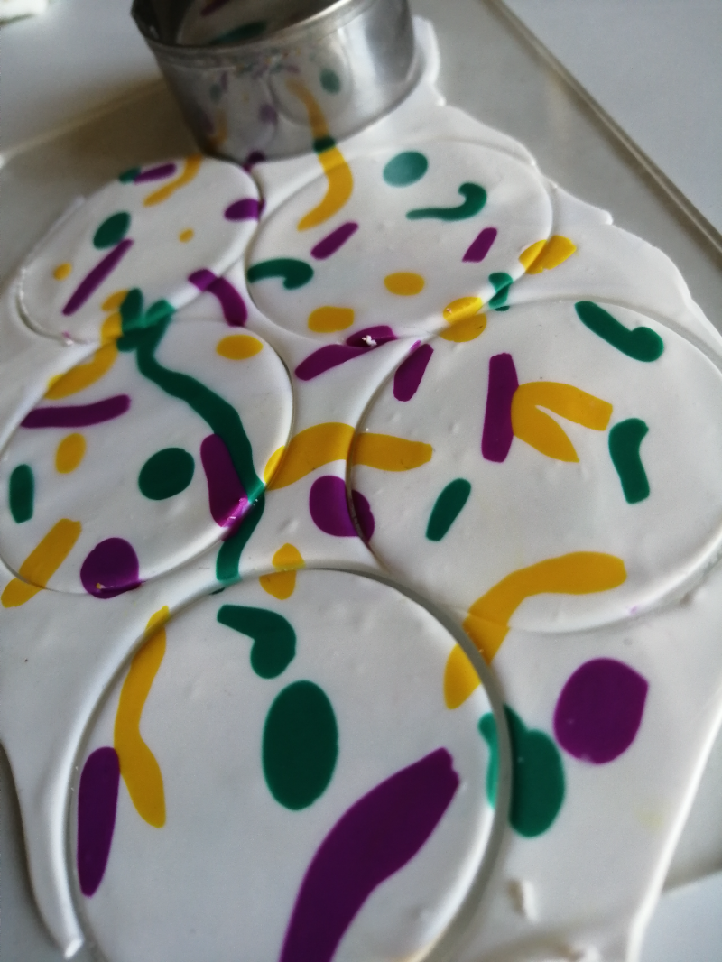 rond emporte pièce avec la pâte fimo 