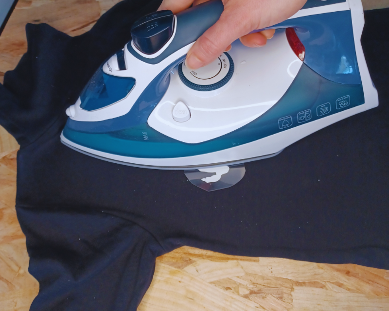 faire des pattes de dinosaure sur un t-shirt 